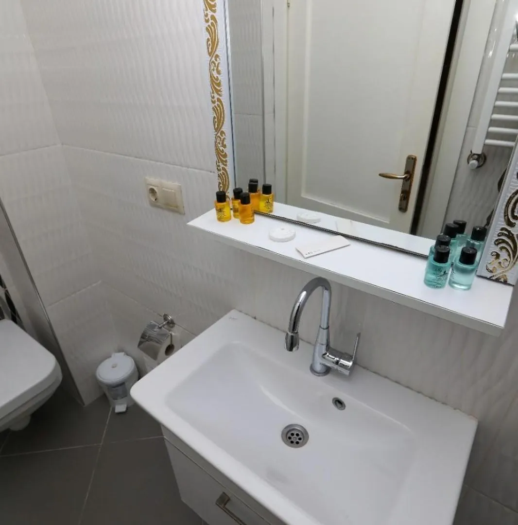 דירות איסטמבול Magnolia Hause With Terrace 200 Meters From Taksim 0*,  טורקיה